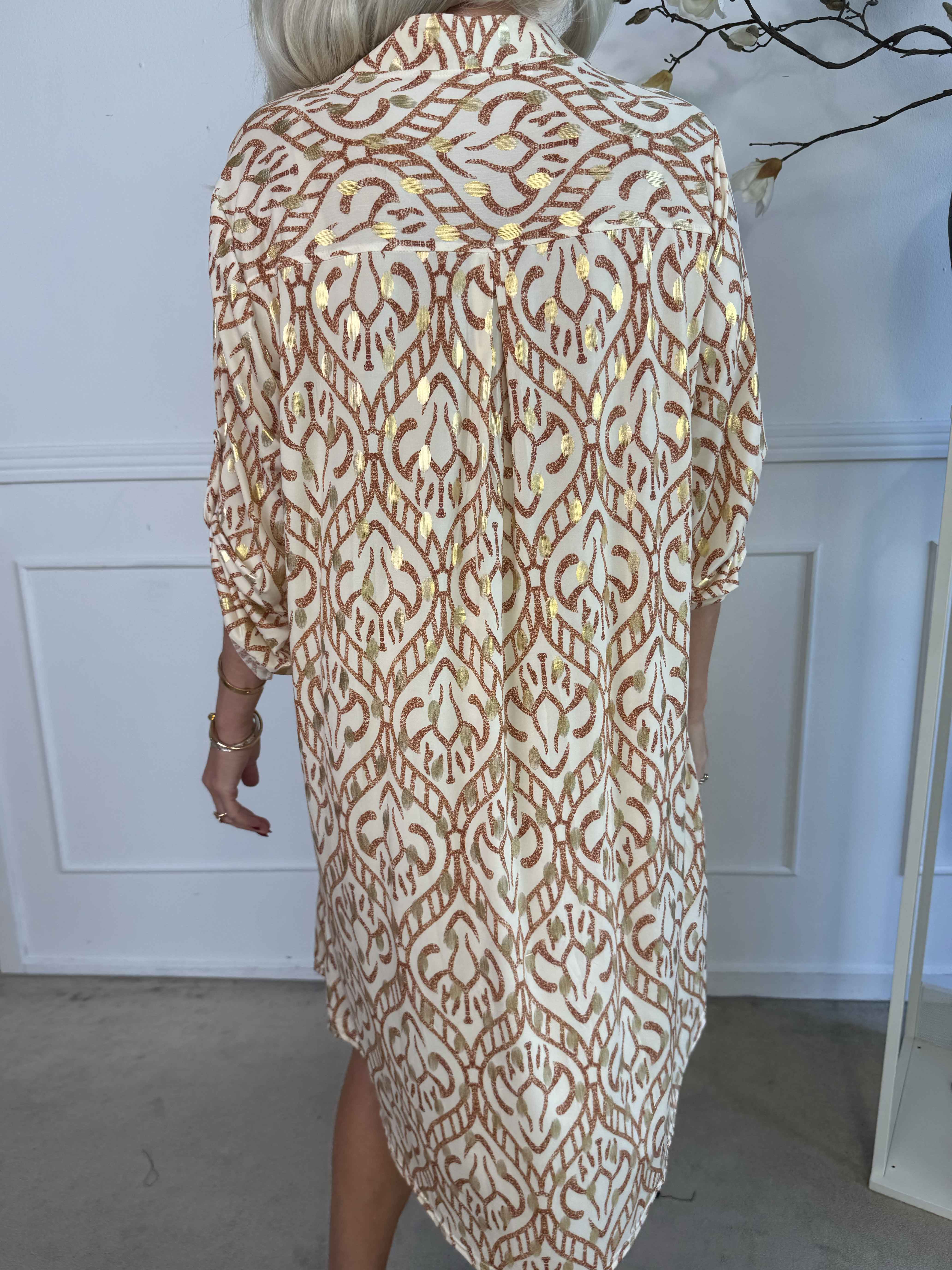 Ebba Boho Long - Elastisk mönstrad klänning med guldprickar